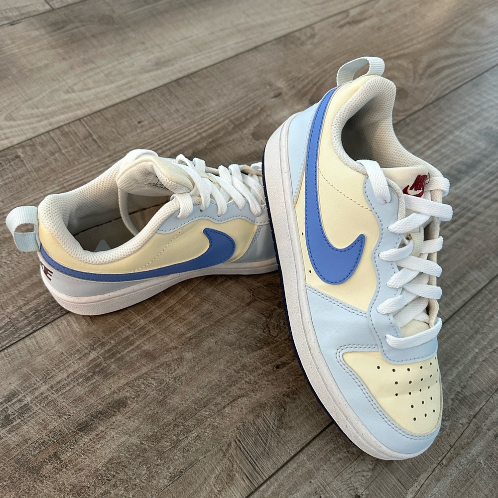 Nike Women's Sneakers in Cream and Blue
